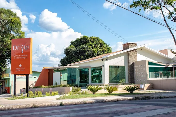 Fachada da clínica Dr Vip em Lagoa Santa com placa laranja Dr Vip Clínica Médica e Odontológica